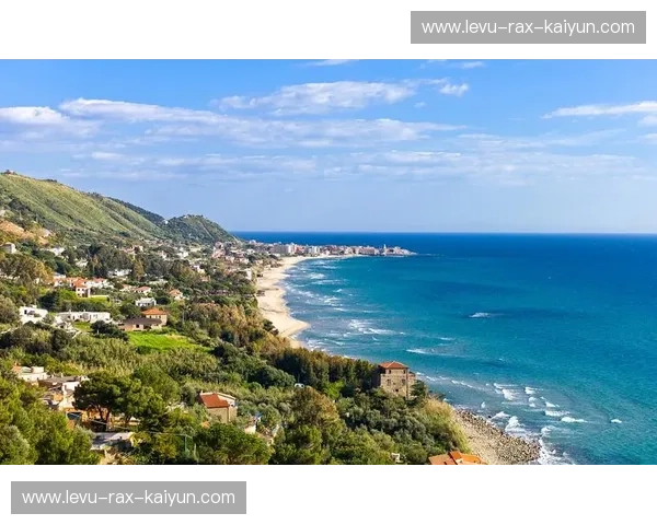 钢铁矿工对阵地中海蓝调：一场关乎荣誉、风格与坚韧的绿茵博弈